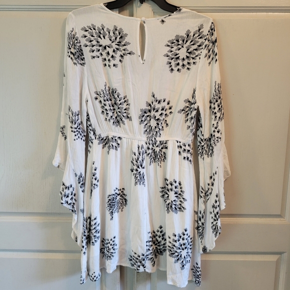 Prómesa White Black Abstract Floral Flowy Sleeve Boho Mini Dress - Picture 5 of 7
